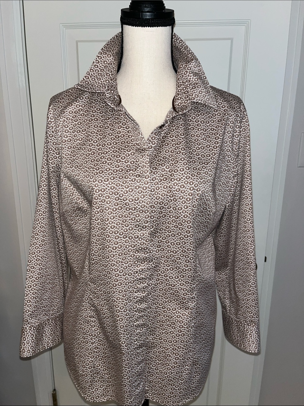 New York & Co Button-Up Geometric Print Blouse in Light Taupe - XL -Excellent
